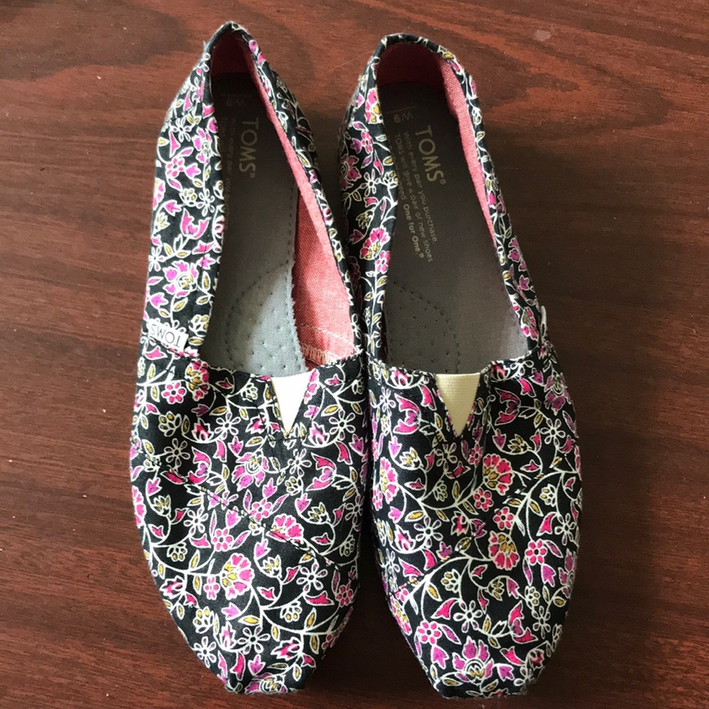 Tom’s light weight cloth flats